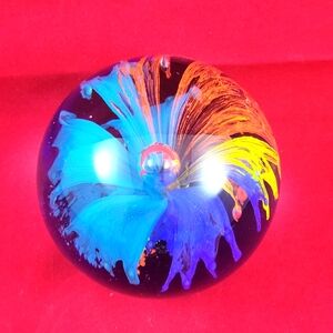 VINTAGE COLLECTIBLE HAND BLOWN ART GLASS FLOWER LOOKS PAPERWEIGHT.